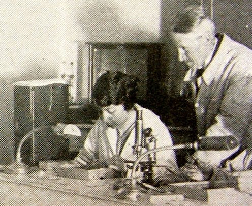 Jimena Quirós Fernández y Tello nació en Almería el 5 de diciembre de 1899. Era la hija pequeña de José María Quirós Martín, un ingeniero que había llegado desde Madrid a Almería como agente de explosivos para la minería, y Carmen Fernández-Tello, una cualificada docente que abrió un colegio privado en la ciudad. Gracias a esta actividad, la profesora mantuvo a toda su prole después de que el padre abandonara a la familia poco tiempo después del nacimiento de Jimena.