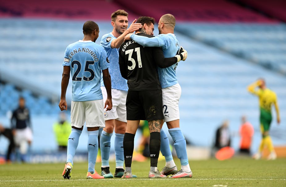 Manchester City goalkeeper cebrates with team mates