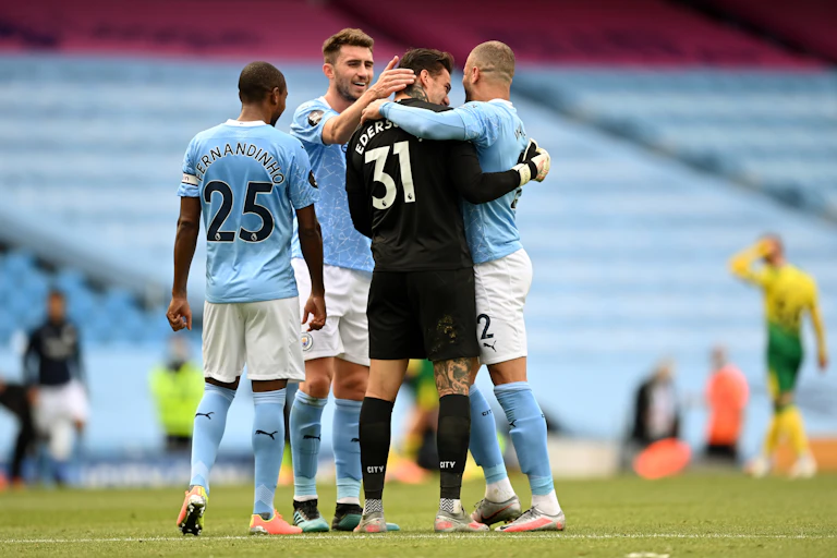 Manchester City goalkeeper cebrates with team mates