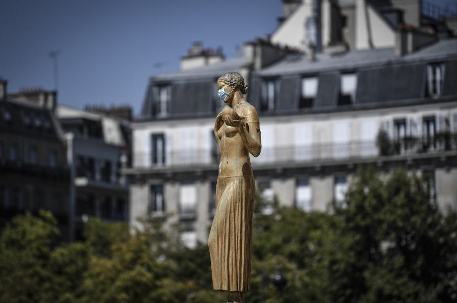 Statue masquée place du Trocadéro à Paris le 6 août.