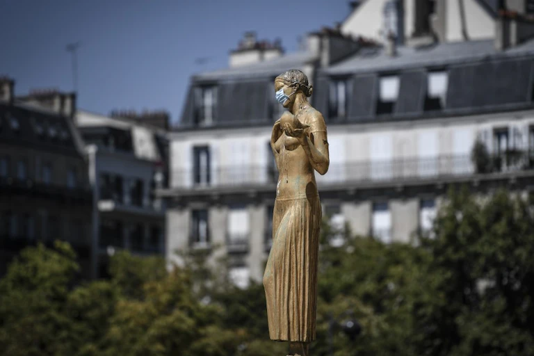 Statue masquée place du Trocadéro à Paris le 6 août.