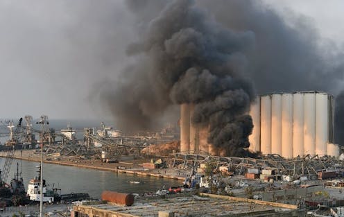 La explosión del pasado martes en Beirut, la capital del Líbano, que dejó más de cien muertos y miles de heridos, fue provocada por unas 2 700 toneladas de nitrato de amonio que se almacenaban cerca del puerto de mercancías. En los vídeos parece apreciarse un incendio cercano antes de la explosión.