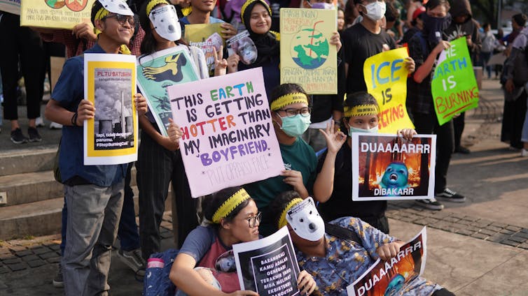 Anak-anak muda dalam unjuk rasa Climate Strike di Jakarta tahun 2019.