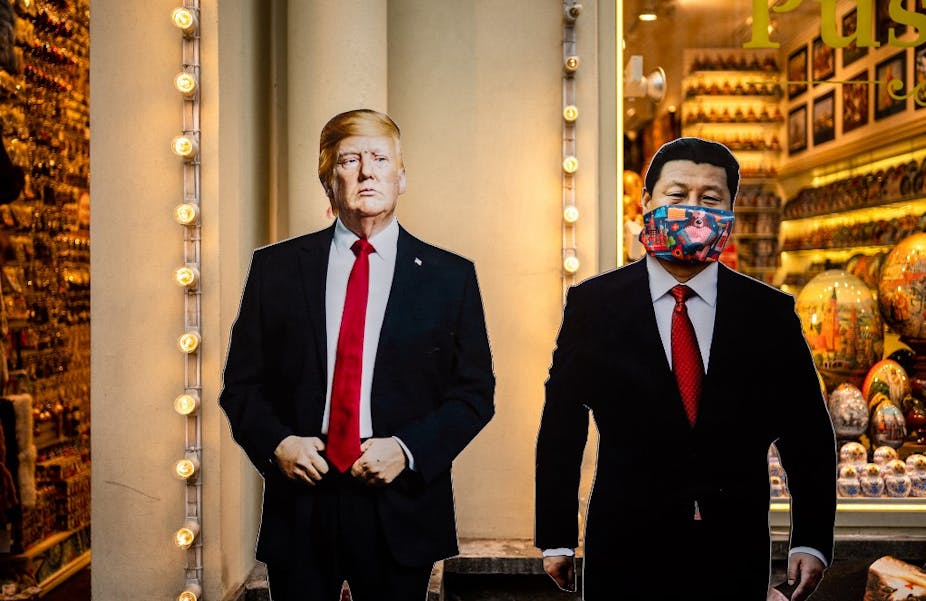 Portraits en carton de Donald Trump et Xi Jinping dans un magasin de souvenirs Ã  Moscou. 