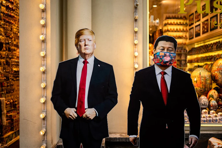 Portraits en carton de Donald Trump et Xi Jinping dans un magasin de souvenirs à Moscou.