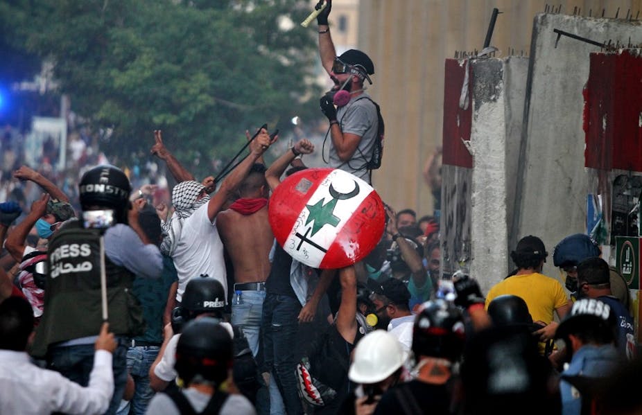 Des manifestants affrontent les forces de sécurité au centre-ville de Beyrouth le 10 août.
