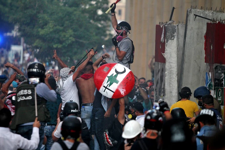 Des manifestants affrontent les forces de sécurité au centre-ville de Beyrouth le 10 août.
