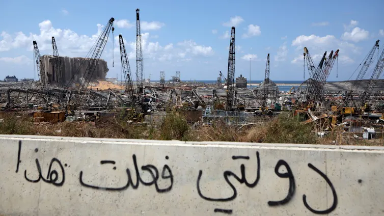 Vue du port de Beyrouth détruit slogan sur mur