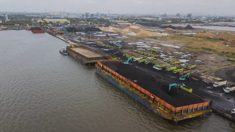 Aktivitas bongkar muat di pelabuhan.