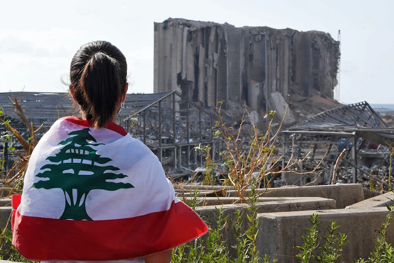 Une jeune femme fait face au silo de grain détruits sur le port de Beyrouth, le 11 août 2020.