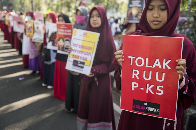 Sejumlah perempuan melakukan aksi tolak Rancangan Undang-Undang Penghapusan Kekerasan Seksual.