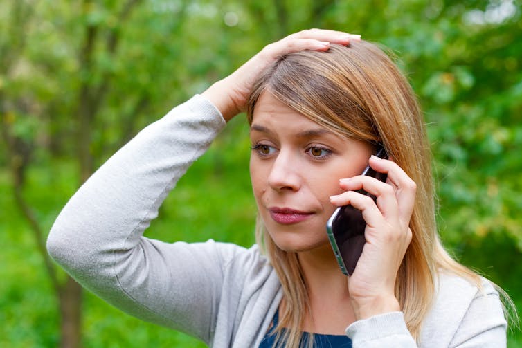 Femme inquiète utilisant un smartphone