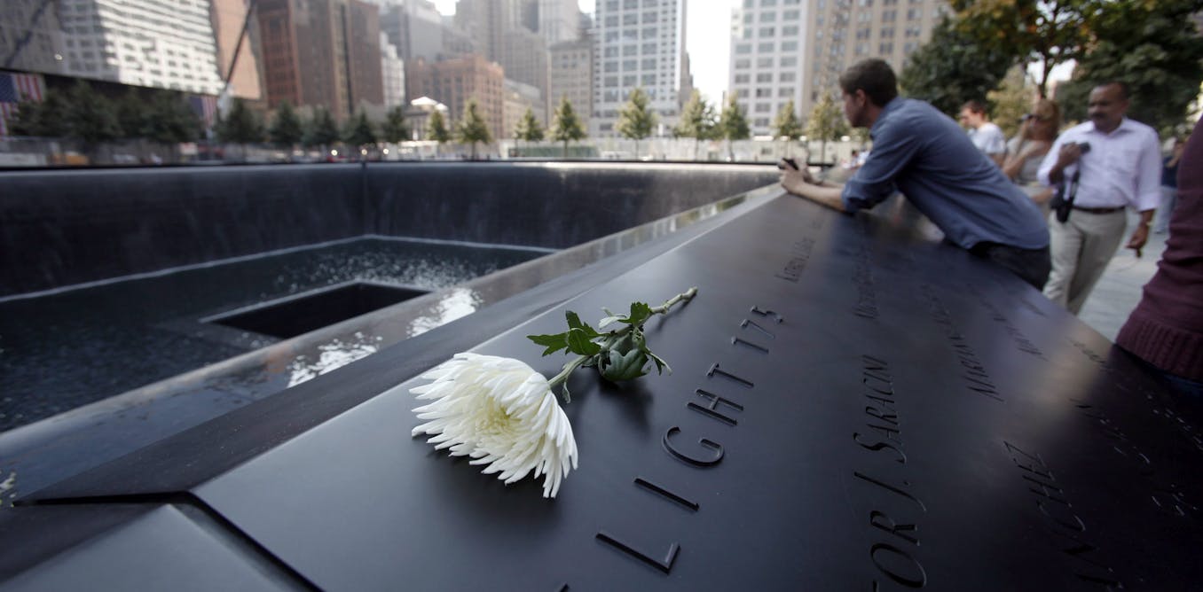 Память 9 11. Мемориал 9/11 в Нью-Йорке. Мемориал памяти 11 сентября в Нью-Йорке. Мемориал 911 в Нью-Йорке. Мемориал памяти и музей 11 сентября в Нью-Йорке.