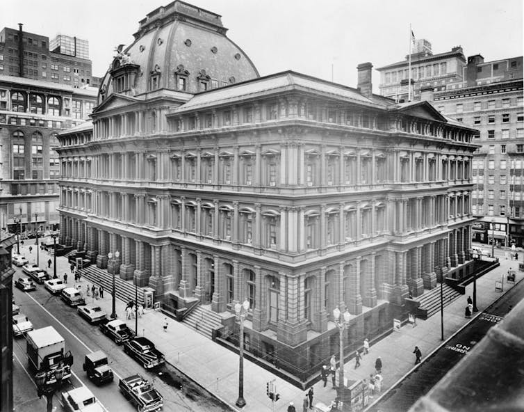 The old post office in St. Louis spans an entire city block.