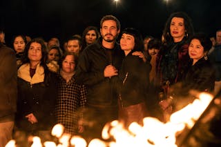 film přesto se lidé shromáždili kolem ohně.