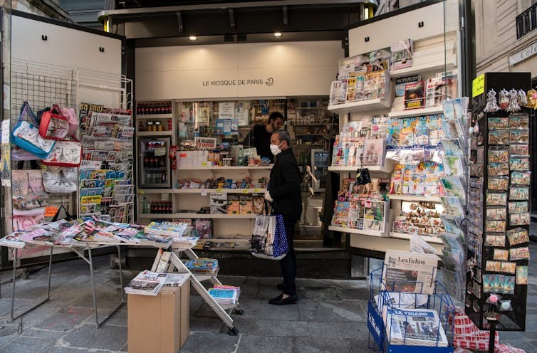 Kiosquier à Paris le 9 avril.