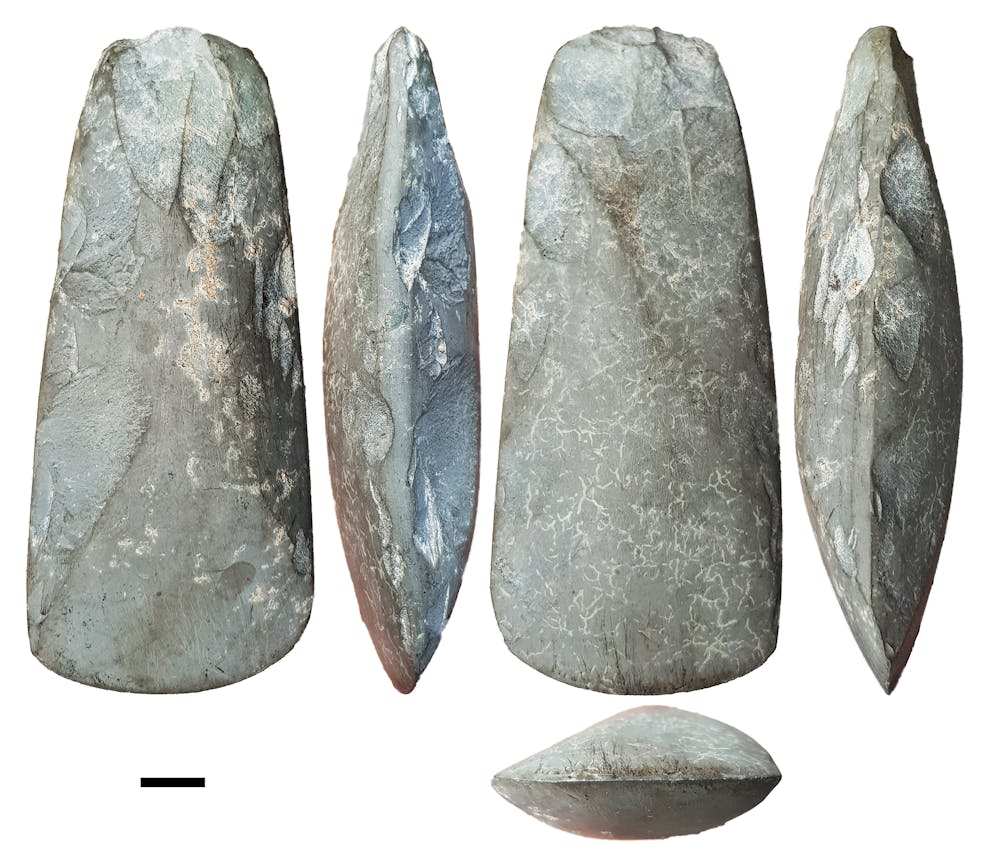 Banyak ditemukan peralatan kehidupan manusia purba yang terbuat dari batu dan tulang yang ditemukan di wilayah situs