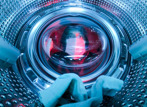 El matemático Ramsey Dukes avisó hace unas décadas del final de un ciclo científico que sería sustituido por una edad mágica gobernada por el miedo y la superstición. La población del mundo desarrollado, poco acostumbrada a luchar por su supervivencia, ha visto amenazado su modo de vida. Esto la ha llevado a acatar sin discusión cualquier recomendación —-en ocasiones más propias de chamanes e iluminados que de científicos-— que prometiera evitar el paso del Ángel Exterminador.