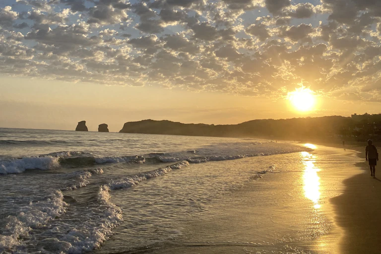 Amanecer en una playa.