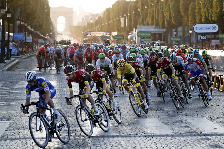 Peloton of cyclists take a corner.