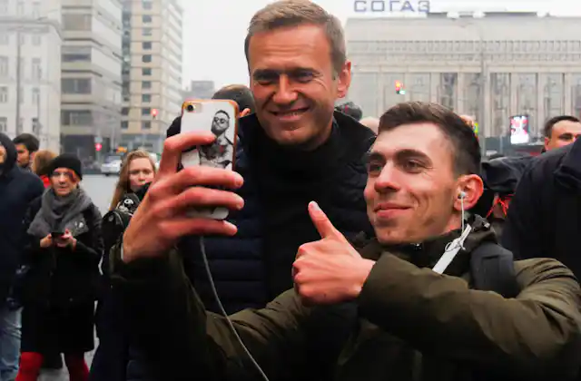 Russian opposition leader Alexei Navalny (L) poses for a photo at a Moscow rally