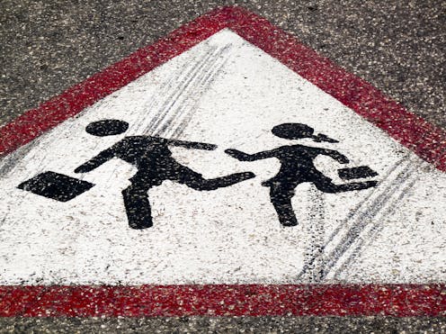 Faltan dos semanas para que comience el curso y la vuelta a las aulas está rodeada de incertidumbre. De acuerdo con el Centro Europeo para la Prevención y Control de Enfermedades (en adelante ECDPC, por sus siglas en inglés), algunas comunidades autónomas españolas (Aragón, Castilla y León, Cataluña, Euskadi, Madrid, Navarra y Rioja), son las zonas de Europa con mayor incidencia de Covid-19.