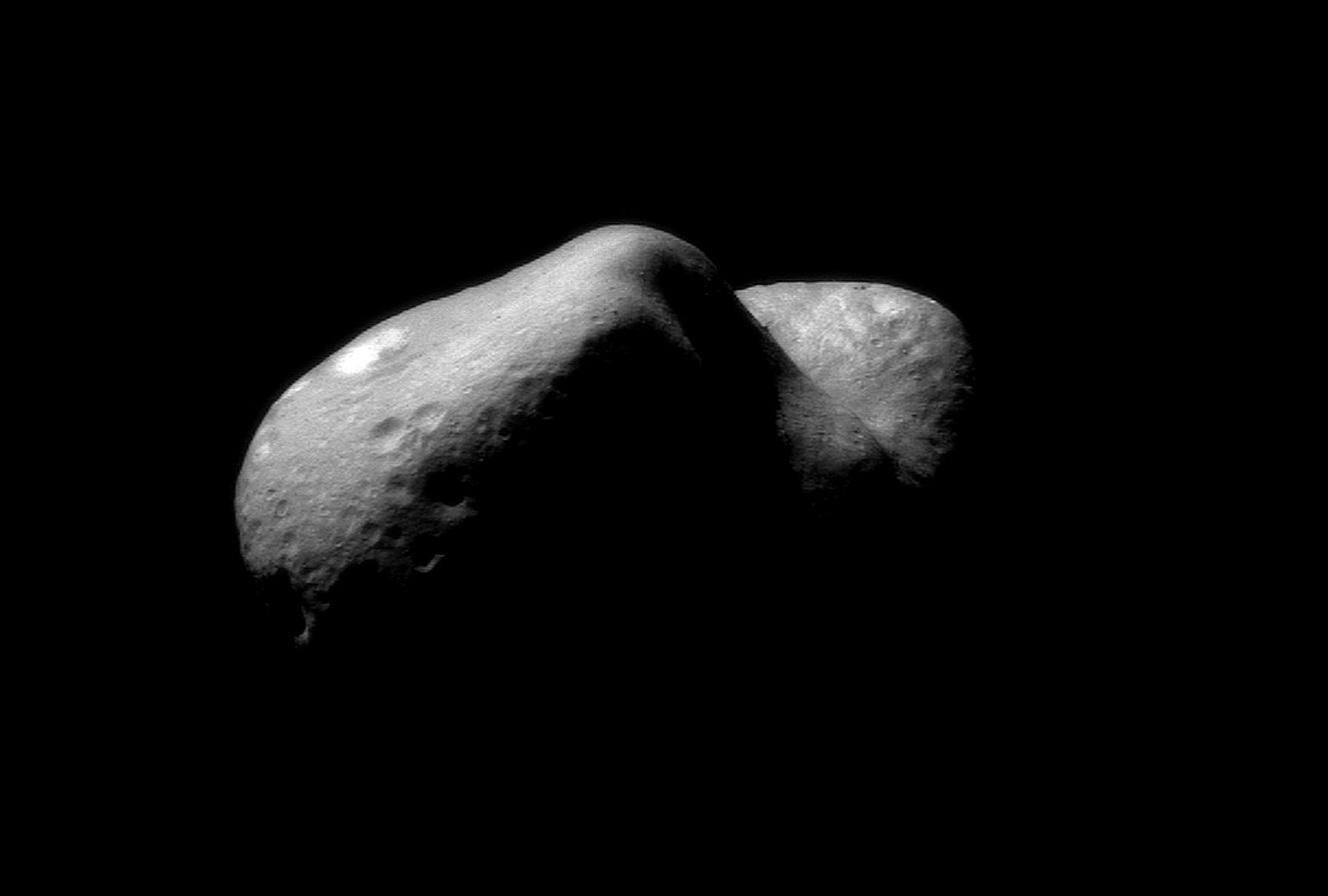 Foto preto e branco de um asteróide.