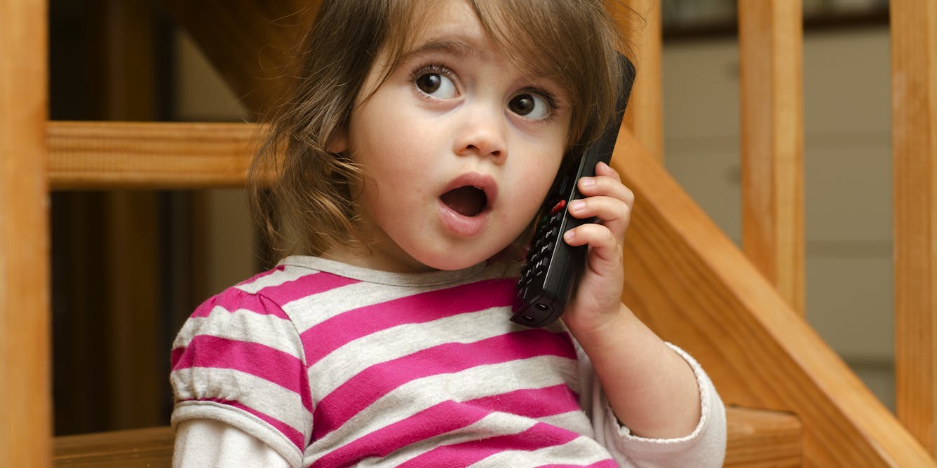 Разговор ребенка 3 года. Удивление. Маленькая девочка с телефоном. Ребенок говорит. Маленькие девочки болтают.