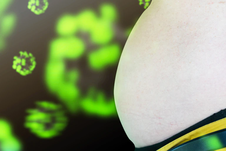 barriga prominente sobre ilustración de virus