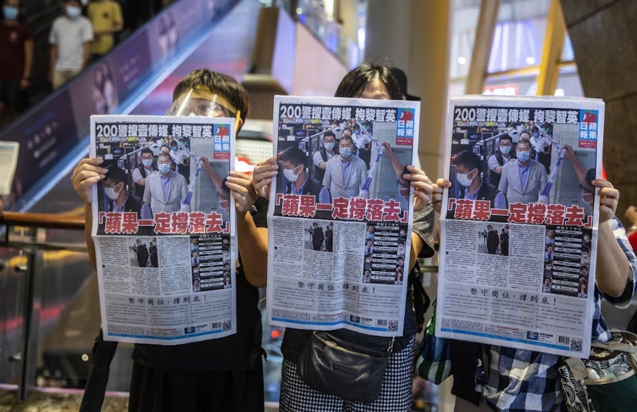 Des manifestants brandissent le journal Apple Dailyà Hong Kong