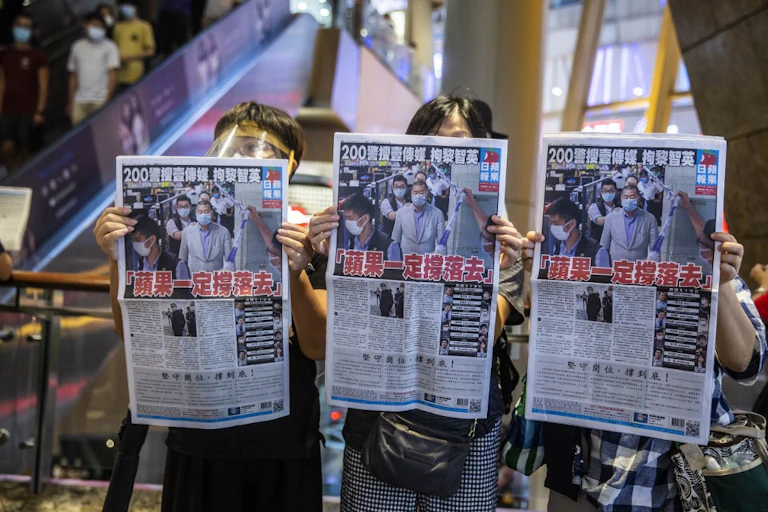 Des manifestants brandissent le journal Apple Dailyà Hong Kong