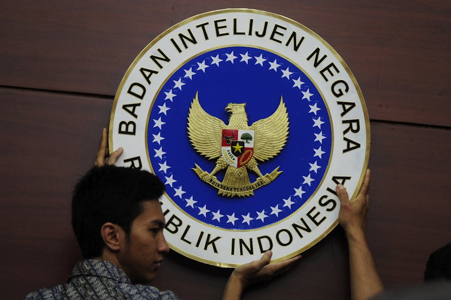 Petugas memasang logo Badan Intelijen Negara (BIN) di Kantor BIN, Jakarta