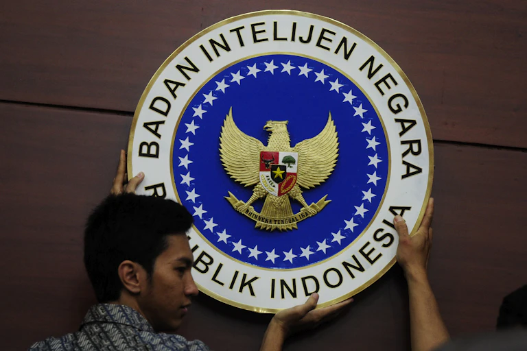 Petugas memasang logo Badan Intelijen Negara (BIN) di Kantor BIN, Jakarta