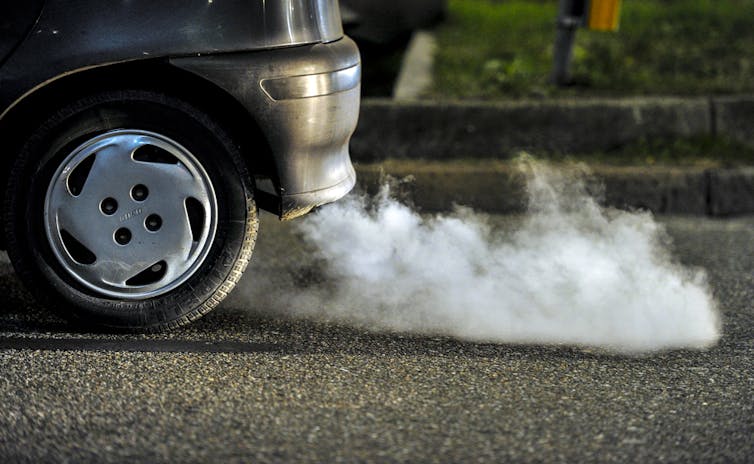 Fumes coming from the exhaust pipe of a car