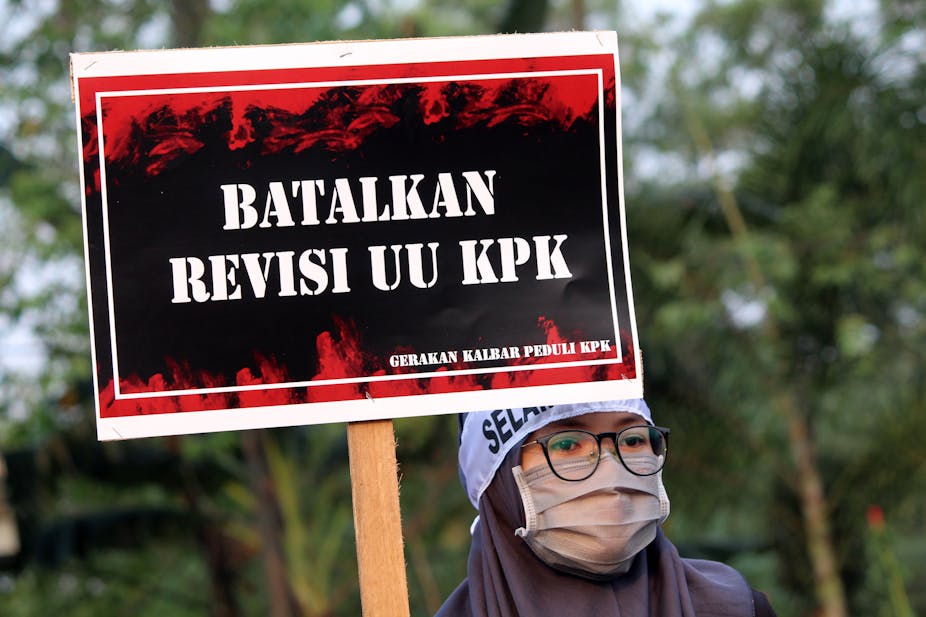 Mahasiswa menggelar aksi mendukung KPK di Taman Digulis, Pontianak, Kalimantan Barat.