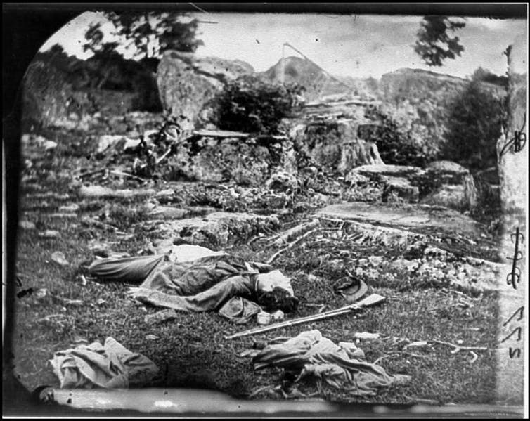 Dead Confederate soldiers lying on the ground in Gettysburg.