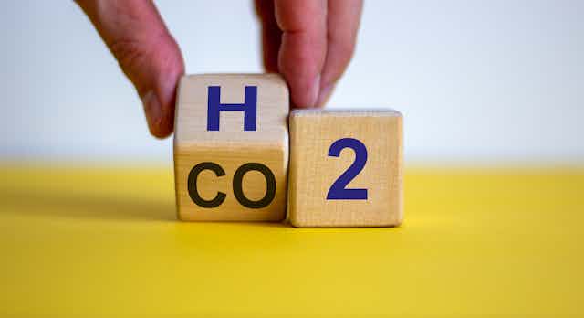 A pair of dice showing the chemical symbols for hydrogen and carbon dioxide