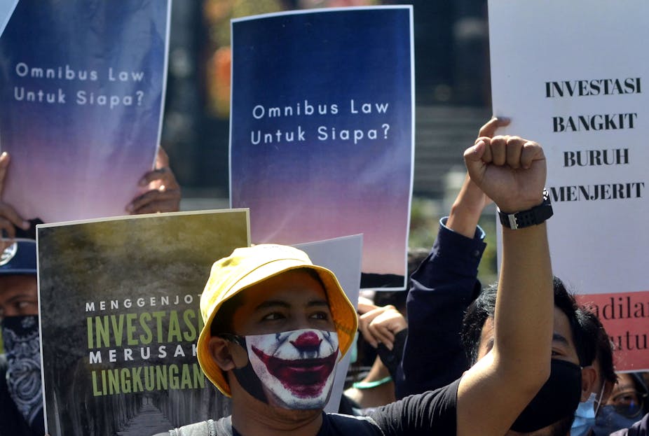 Pengunjuk rasa melakukan aksi menolak Omnibus Law di kawasan Renon, Denpasar, Bali