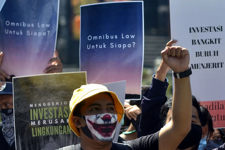 Pengunjuk rasa melakukan aksi menolak Omnibus Law di kawasan Renon, Denpasar, Bali