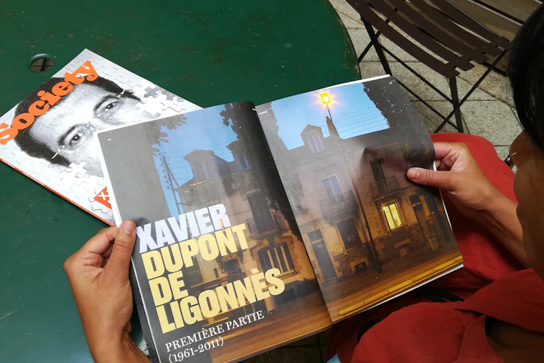 Personne lisant le magazine Society