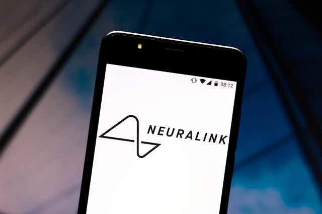 Móvil con el logotipo de Neuralink