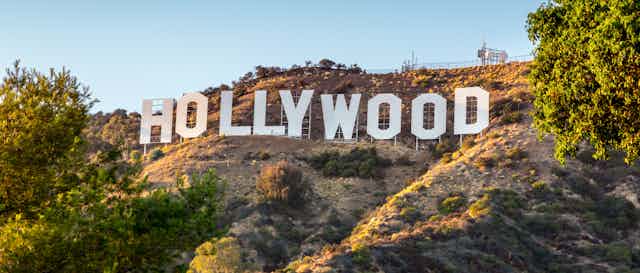 Letras de Hollywood en una de las laderas que rodean la ciudad.