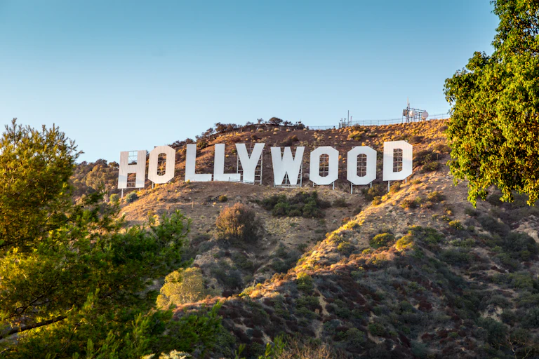 Letras de Hollywood en una de las laderas que rodean la ciudad.