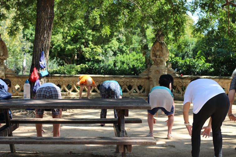 Mayores haciendo ejercicio en un parque de Barcelona.