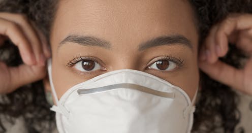 Hay muchas posibilidades de que hoy, cuando salga de casa, se ponga una mascarilla que oculte su boca. Esta mascarilla pueda afectar a su capacidad para comunicarse y supone un reto especialmente difícil para aquellas personas que necesitan ver los labios para entender la conversación.