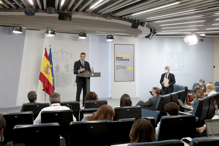 Pedro Sánchez comparece ante los periodistas en el Palacio de la Moncloa.