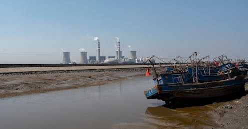 A lo largo del siglo XXI, la mayoría de los países de la Unión Europea (UE) ha conseguido resultados destacados en la reducción de las emisiones dentro de su territorio. En particular, las emisiones de CO₂ por la quema de combustibles dentro de España cayeron un 12% entre 2000 y 2018, según el INE. En Alemania disminuyeron un 16%; en Francia, un 20%; en Italia, un 25%; y en el Reino Unido, un 32%.