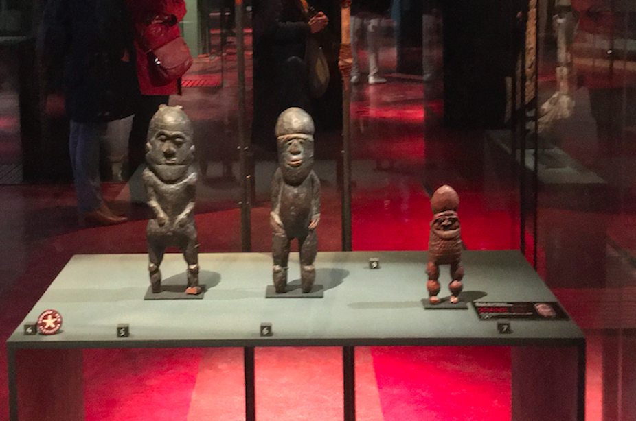 La statuette féminine kanak (ici au centre) est visible au musée du Quai Branly à Paris.