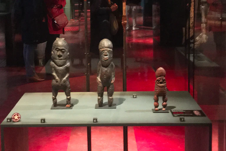 La statuette féminine kanak (ici au centre) est visible au musée du Quai Branly à Paris.