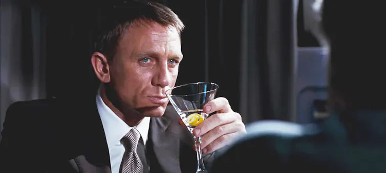 Daniel Craig boit un cocktail « Vesper Martini »